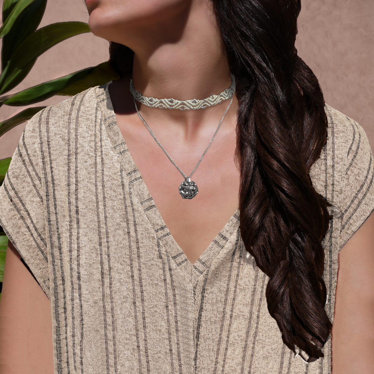 P collier ras le cou blanc + médaille inox